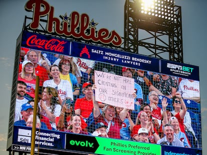 Durante un partido en Filadelfia, una mujer sujeta un cartel en el que explica de forma jocosa en la gran pantalla del estadio que no está siendo infiel a su pareja, en referencia a lo ocurrido en el concierto de Coldplay que dio la vuelta al mundo.