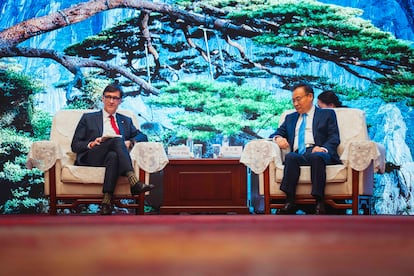 El presidente de la Generalitat, Salvador Illa, con el secretario del Comité Provincial del Partido Comunista de China de Anhui, Liang Yanshun este martes.