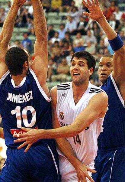 Reyes, del Real Madrid, entre Carlos Jiménez y Rubén Garcés, del Estudiantes, en el primer partido de la semifinal.