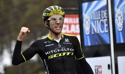 Simon Yates celebra su victoria en la meta de la etapa reina de la París-Niza.