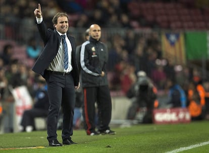 El entrenador de la Real Sociedad, Jagoba Arrasate (i), da instrucciones a sus jugadores durante el encuentro de ida de la semifinal de la Copa del Rey que FC Barcelona y Real Sociedad disputan esta noche en el Camp Nou, en Barcelona. 