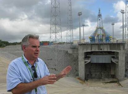 André Cuenca, director del complejo Soyuz en la base de Kourou, muestra la plataforma de lanzamiento.