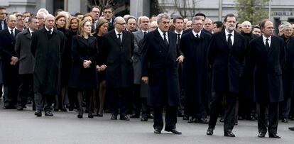 El presidente del Gobierno, Mariano Rajoy, junto a los presidente del Congreso y el Senado, Jesús Posada (primera fila-i) y Pío García Escudero (primera fila-d), entre otras autoridades, caminan tras el féretro con los restos mortales del expresidente Adolfo Suárez, a su llegada a la Plaza de Cibeles, el último destino del expresidente antes de su partida a Ávila.