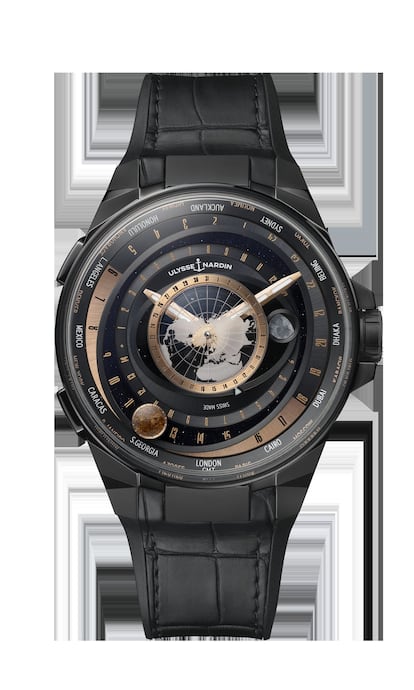 Una estrella. En el modelo Blast Moonstruck, Ulysse Nardin aúna toda la información astronómica de un Worldtimer de la manufactura en la caja de un Blast. Esta odisea celestial reproduce con la mayor fidelidad posible la trayectoria visible del sol y los ciclos lunares. El reloj está diseñado para hacer inteligible (e intensamente poético) este baile entre el sol y la luna. La visualización geocéntrica del Blast Moonstruck es fácil de comprender incluso para un principiante sin conocimientos de astronomía. Precio: 71.300 euros.