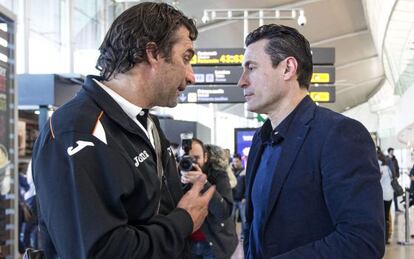 El presidente del Valencia, Amadeo Salvo, charla con el entrenador, Juan Antonio Pizzi.