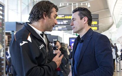 El presidente del Valencia, Amadeo Salvo, charla con el entrenador, Juan Antonio Pizzi. 