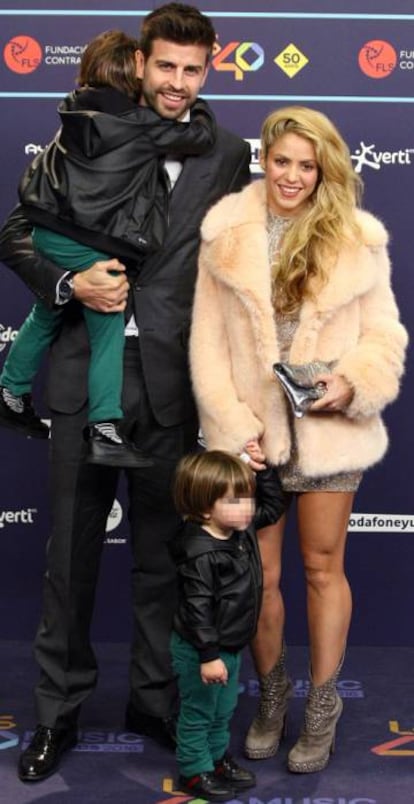 Gerard Piqu&eacute; y Shakira con sus dos hijos en la gala de los premios 40 Principales en Barcelona en 2016.