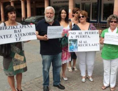 Vecinos de Zarautz y Zumaia protestan ayer contra el puerta a puerta.