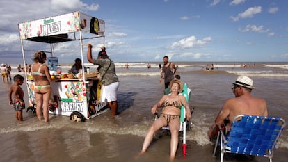 Turistas en una playa de San Bernardo (Argentina), en una imagen de archivo.