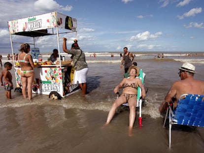 Turistas en una playa de San Bernardo (Argentina), en una imagen de archivo.