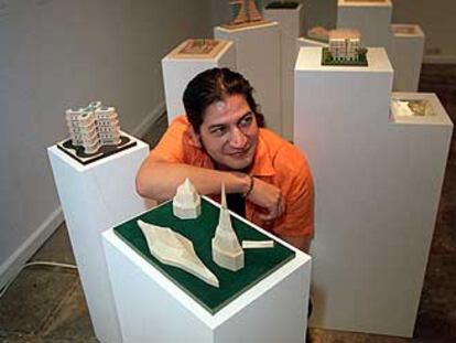 El artista cubano Carlos Garaicoa, en su exposición de la Sala Montcada.