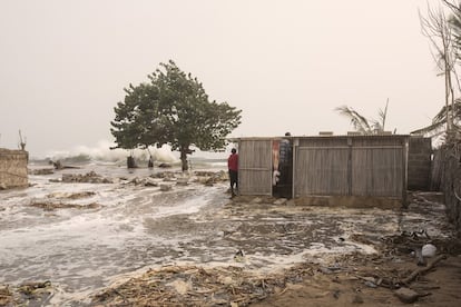 La aldea de Fuvemeh, en la costa del sudeste de Ghana, se inunda en cuanto sube la marea. Encajada entre el Atlántico y el estuario del río Volta, la población ha visto cómo su extensión se reducía de varios kilómetros a unos cientos de metros. Hoy por hoy, la aldea se encuentra sobre una estrecha franja de tierra que separa la costa de una laguna adyacenta. Asolados por la erosión, sus 1.000 habitantes no tienen literalmente adónde ir.