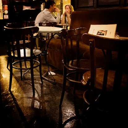 Interior del acogedor Café de Ruiz en el barrio de Malasaña, Madrid