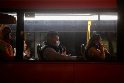 Personas con cubrebocas en Ciudad de México.