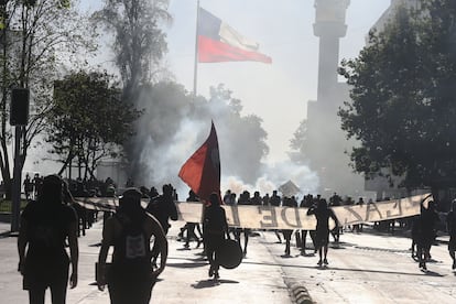 Decenas de personas marchan en el centro de Santiago de Chile, el 11 de diciembre, exigiendo la liberación de los detenidos durante la ola de protestas que estalló en octubre de 2019.