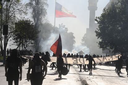 Decenas de personas marchan en el centro de Santiago de Chile, el 11 de diciembre, exigiendo la liberación de los detenidos durante la ola de protestas que estalló en octubre de 2019.