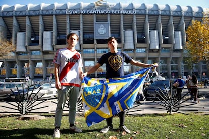 German López, seguidor del River Plate, junto a su hermano Gonzalo, hincha de Boca Juniors, este sábado en Madrid.