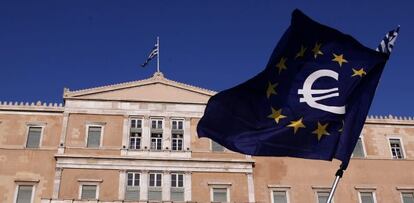 Fotografía de una bandera europea durante una manifestación.