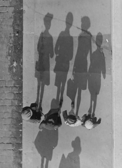 'Sombras' (1933), originalísima composición en la que este artista, fallecido en 1985, muestra su predilección por las sombras, a las que daba vida más allá de ser una proyección de cuerpos u objetos.