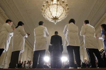 El presidente de EE UU, Barack Obama, pronuncia un discurso en la Casa Blanca junto a profesionales del sector sanitario.