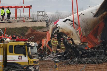 Bomberos en la zona del accidente de avin de  Jeju Air en el aeropuerto de Muan (Corea del Sur), el 29 de diciembre. Solo dos de las 181 personas a bordo sobrevivieron.