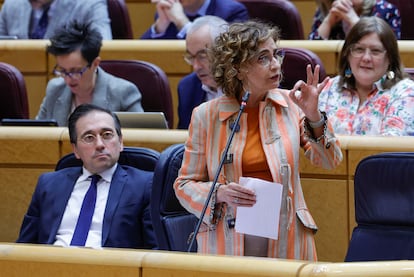 La vicepresidenta primera del Gobierno, María Jesús Montero, interviene en la sesión del pleno del Senado este martes, en Madrid.