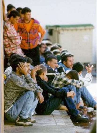 Inmigrantes detenidos en Puerto del Rosario (Fuerteventura).