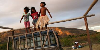 Niños indígenas Macuxi juegan en la reserva Raposa Serra do Sol.