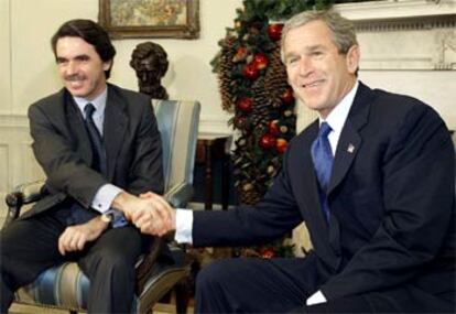 José María Aznar estrecha la mano de George W. Bush, ayer, en la Casa Blanca.