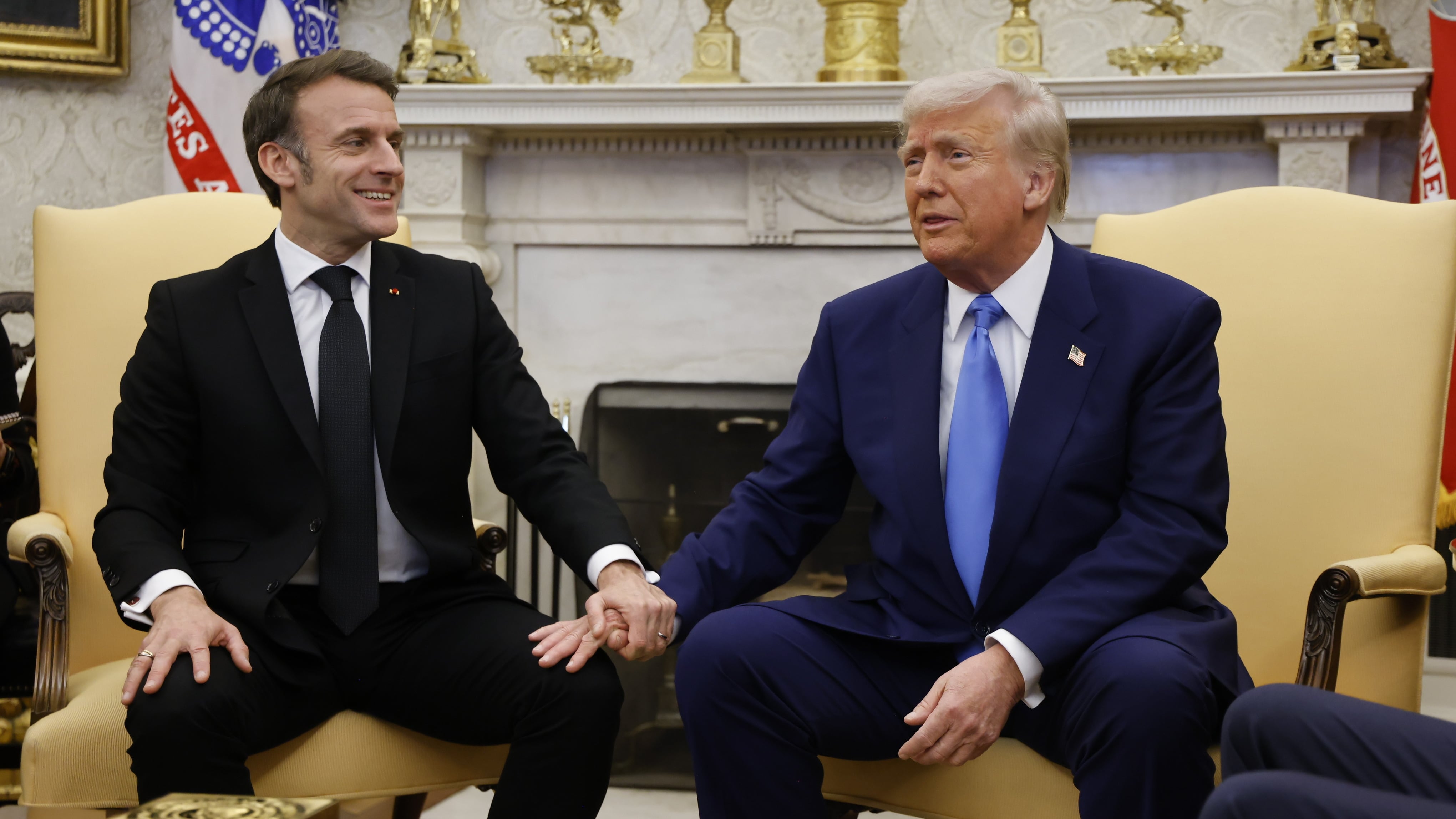 Washington (United States), 24/02/2025.- US President Donald Trump (R) meets with French President Emmanuel Macron (L) at the Oval Office of the White House in Washington, DC, USA, 24 February 2025. (Francia) EFE/EPA/LUDOVIC MARIN / POOL
