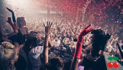 Interior de la discoteca Pachá Ibiza en una de las multitudinarias fiestas que organiza durante los meses de verano. 