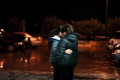 Nathalie y Aline son pareja desde hace 14 años. Solo sus padres y amigos cercanos están al corriente de su homosexualidad. En la foto, un momento de intimidad en un aparcamiento de Beirut.