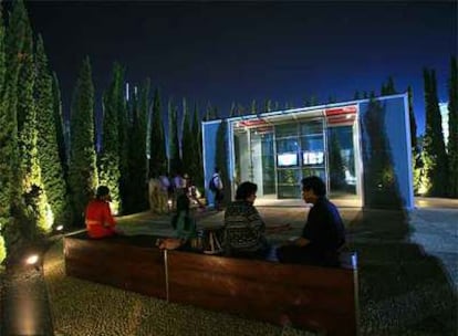 Circo de cipreses proyectado por los arquitectos navarros Capilla y Vallejo en el pabellón español de la exposición de jardines Royal Flora.