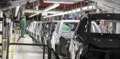 Una vista de la cadena de montaje de la factoría que General Motors España tiene en la localidad zaragozana de Figueruelas.