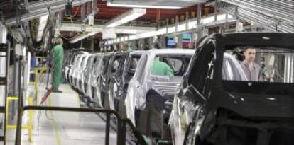 Una vista de la cadena de montaje de la factoría que General Motors España tiene en la localidad zaragozana de Figueruelas. 