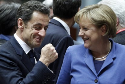 Nicolas Sarkozy y Angela Merkel al inicio de la cumbre que reúne a los líderes de la UE, ayer y hoy en Bruselas.