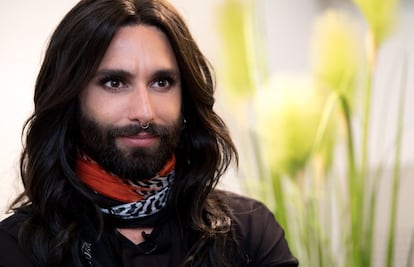 En abril de 2016 la cantante austriaca Conchita Wurst, ganadora del festival de Eurovisión en 2014, confesaba este lunes ser portadora del VIH. Su revelación no derivaba de una decisión personal sino que era fruto de las presiones a las que se veía sometida por parte de una expareja. "Ha llegado hoy el día de liberarme para el resto de mi vida de una espada de Damocles: desde hace muchos años tengo VIH. Esto es irrelevante para la opinión pública, pero un examigo me amenaza con hacer pública esta información privada y yo no le daré a nadie el derecho de causarme miedo e intentar de esta manera tener influencia en mi vida", explicaba la cantante en su cuenta de Instagram.