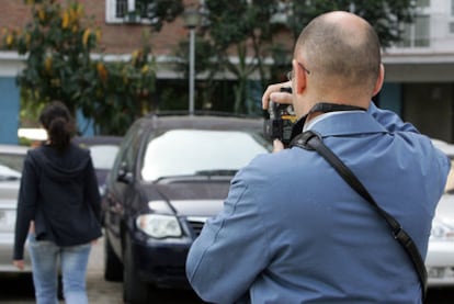 Los detectives privados cobran unos 2.500 euros por seguir a empleados que fingen bajas laborales.