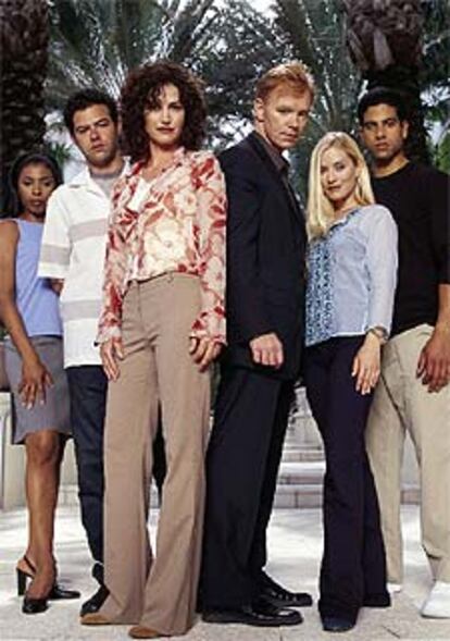 El equipo de <i>CSI: Miami,</i> con David Caruso (tercero por la derecha) al frente.