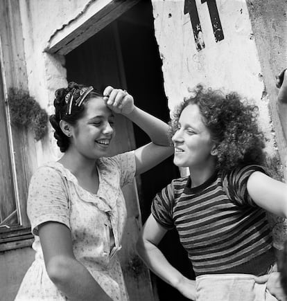 Moradoras de cortiço no Brás, São Paulo, 1947.