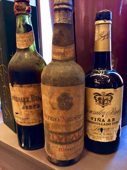 BOTELLAS MUY VIEJAS EN EL CORRAL DE LA MORERÍA. EN EL CENTRO PEDRO XIMENEZ ALVEAR AÑADA 1927. DO MONTILLA MORILES. EMBOTELLADO EN LOS AÑOS 50 / CAPEL 