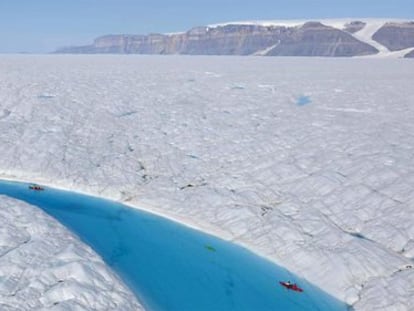 El glaciar de Petermann, en el que el pasado jueves se desprendió un trozo de hielo de 260 kilómetros cuadrados, en una fotografía de archivo de julio de 2009. En la imagen, científicos de un proyecto en colaboración de Greenpeace recorren en kayak una de las masas de agua líquida del glaciar.