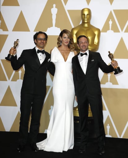 Laura Dern (centro) posa con Dan Cogan (izquierda) y el director Bryan Fogel (derecha), ganadores al Oscar por mejor documental por 'Icarus'.