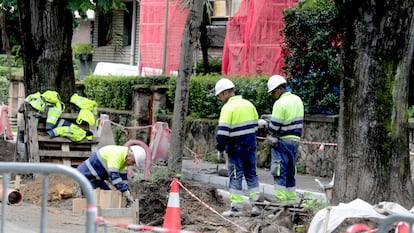 Trabajadores de la construcción en el barrio de Las Arenas de Getxo este martes.