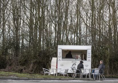 Una joven de Mánchester vende café y hamburguesas en el arcén de una carretera principal del noreste de Inglaterra.