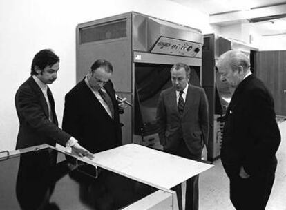 Juan Luis Cebrián, Manuel Fraga, Jesús de Polanco y José Ortega Spottorno observan la maquinaria de preimpresión de EL PAÍS antes de la salida del periódico.