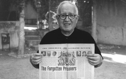 El sacerdote Manuel Casanoves, primer presidente de Amnistía Internacional, sostiene el periódico The Observer en el que salió publicado el artículo que dio pie a la fundación de la organización.