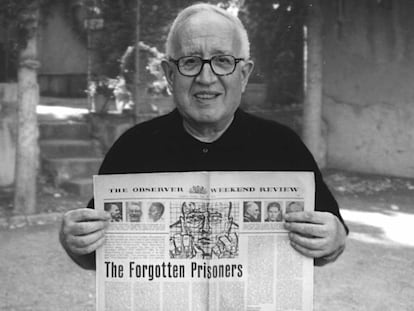 El sacerdote Manuel Casanoves, primer presidente de Amnistía Internacional, sostiene el periódico The Observer en el que salió publicado el artículo que dio pie a la fundación de la organización.