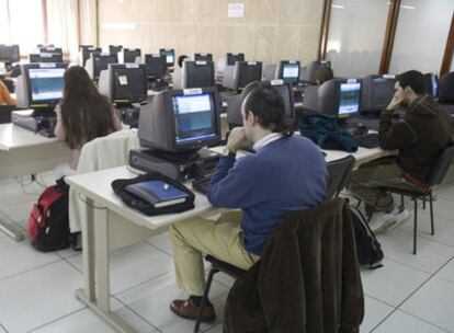 Alumnos en un aula de informática de la UPV en Leioa.