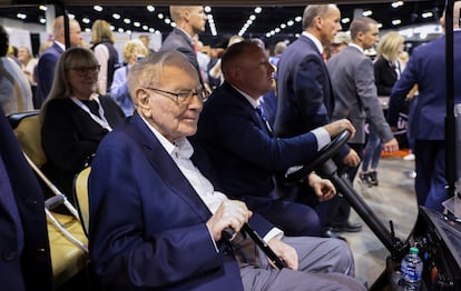 El presidente de Berkshire Hathaway, Warren Buffett, en la feria paralela a la junta anual de accionistas de Berkshire Hathaway, en Omaha (Nebraska).